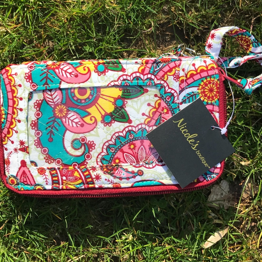 Gorgeous Nicole’s boutique quilted wristlet ❤️ - Picture 2 of 8